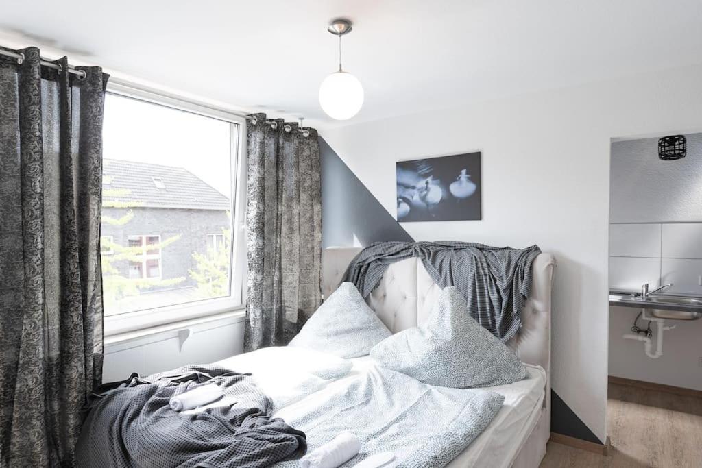 - Cozy Apartment In The Heart Of Duisburg With New York Design & Betten & Sofa - 5 Mins Central Station Hbf - Big Tv & Wifi -- Exterior photo